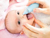 Как правильно чистить нос малышу