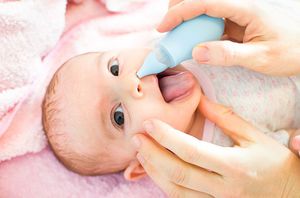 Как правильно чистить нос малышу
