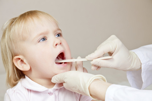 Чем лечить горло маленького ребенка