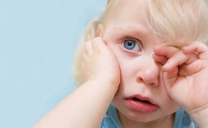 Как лечить воспаление среднего уха у ребенка?