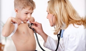 При лающем кашле должен ребенка должен прослушать врач