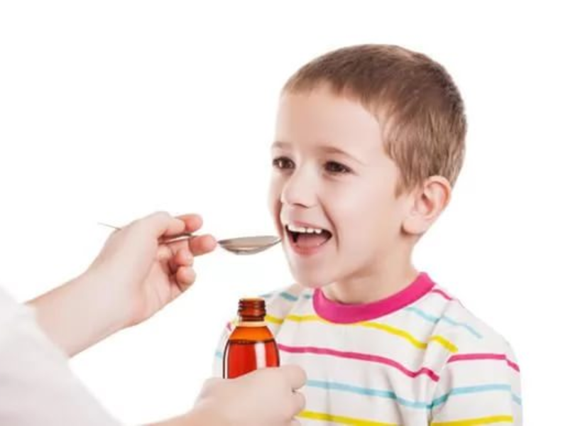 Дети с удовольствием принимают лекарства в форме вкусного сиропа