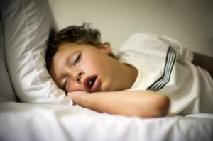 Из-за аденоидов дети спят с открытым ртом, возможно нарушение дыхания