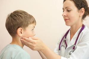 Причины болей в ушах у детей и особенности воспаления лимфоузлов за ушами